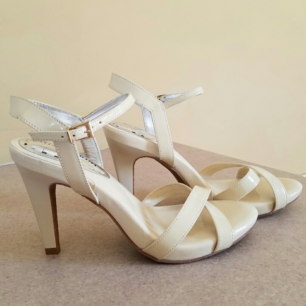 Gianni Bini/ Ivory leather heels-Aztec